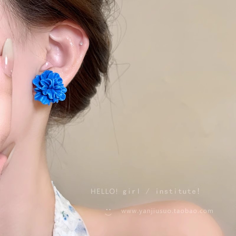The Klein blue three-dimensional flower stud earrings with a retro Hong Kong style create a versatile and fair look, exuding a high-end and fashionable charm Specification drawing