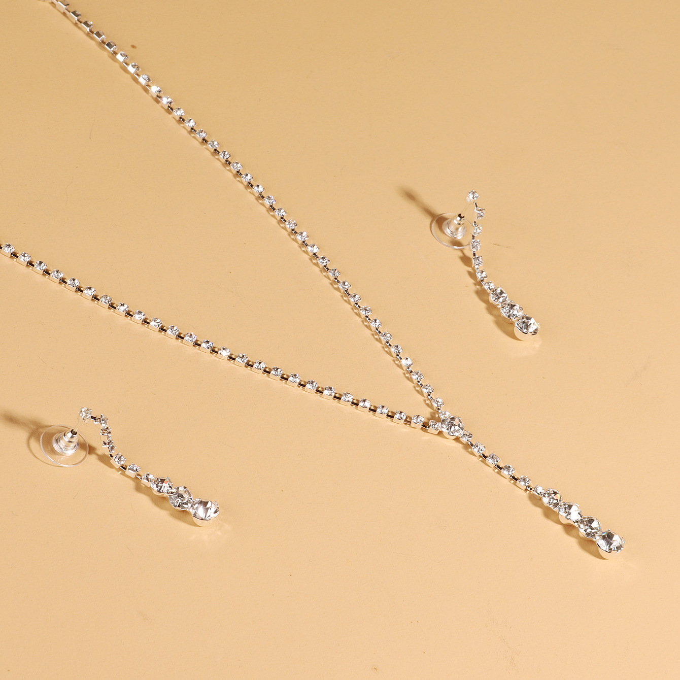 Wedding accessories: European and American Bridal jewelry, water drop and diamond necklace, earneedle set, two-piece set Application Scenario