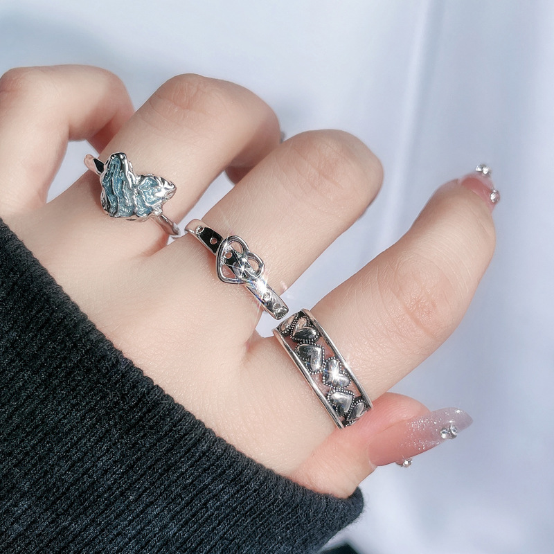 Minimalist heart-shaped plain ring open ring for women, a unique design sense, light luxury, sweet and cool, fashionable and versatile ring, autumn and winter accessories Application Scenario