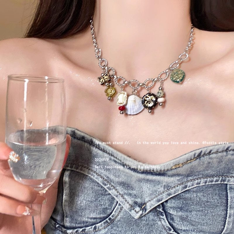 Retro shell butterfly pendant necklace for women's autumn and winter new summer style light luxury sweater chain, personalized and fashionable accessory details Picture