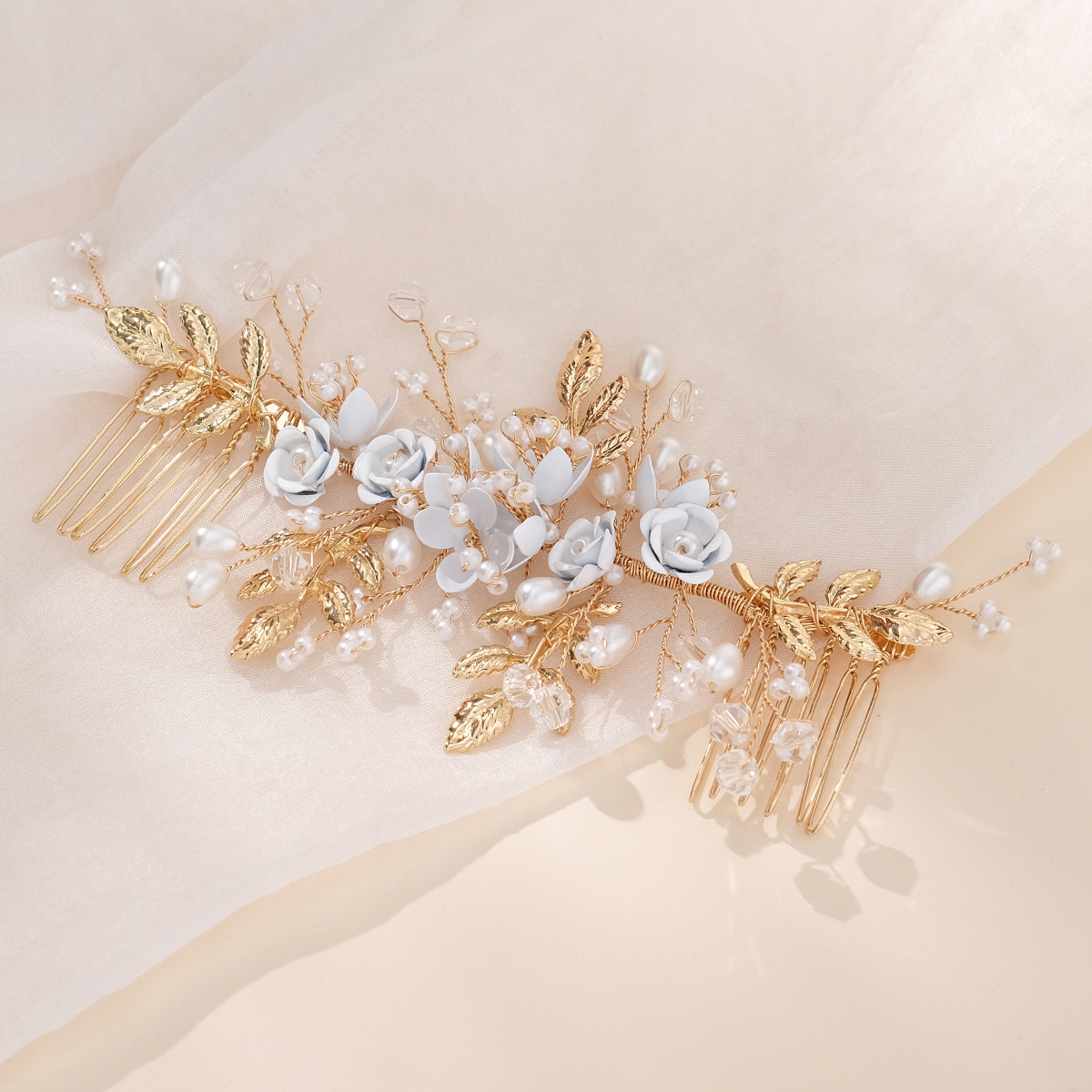 Bride accessories, European and American wedding combs, grand flower pairs, wedding updo hairstyle, hair accessories, retro handcrafted hair combs details Picture
