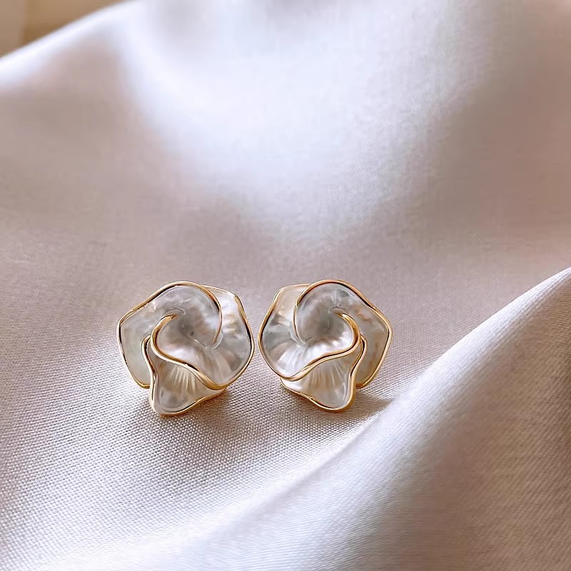 Unique camellia stud earrings for women 2025 new bestsellers, niche design, light luxury, high-end and elegant earrings Specification drawing