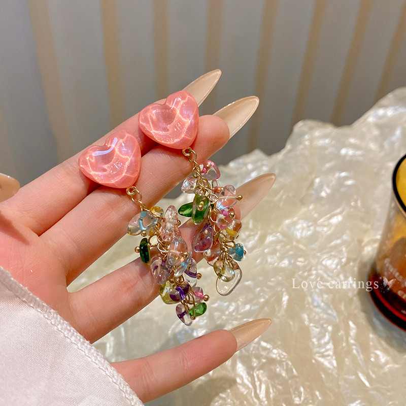 Colorful heart-shaped crushed stone tassel earrings for women, summer high-end design long earrings, new stylish and popular earrings full figure