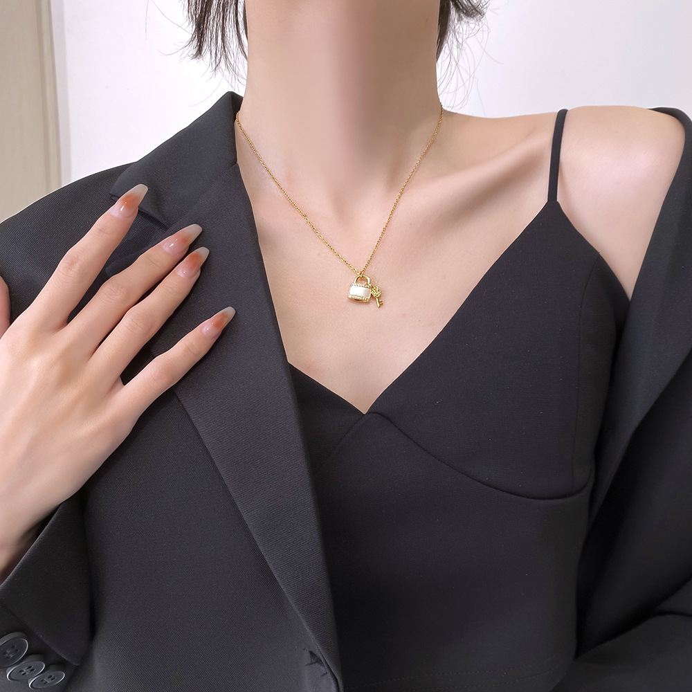 A fashionable commuting necklace with a full diamond heart key and heart-to-heart lock, featuring a unique and light luxury design for women. It is a slightly inlaid zircon collarbone chain details Picture