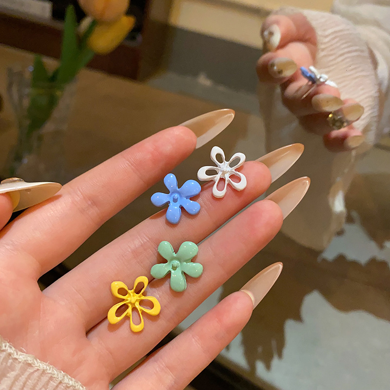 Hollowed-out color-blocking flower earrings for girls, a niche Korean design with a high-end feel, sweet and cute asymmetrical earrings Specification drawing