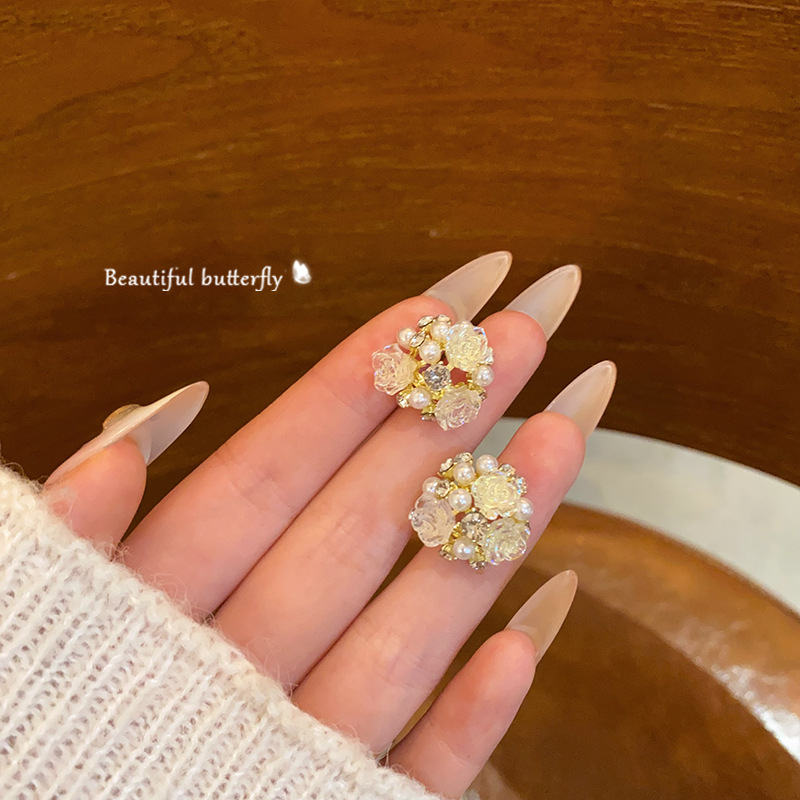 French sweet and elegant flower earrings, a light luxury, niche and high-end look for women, simple and hollowed-out camellia stud earrings full figure