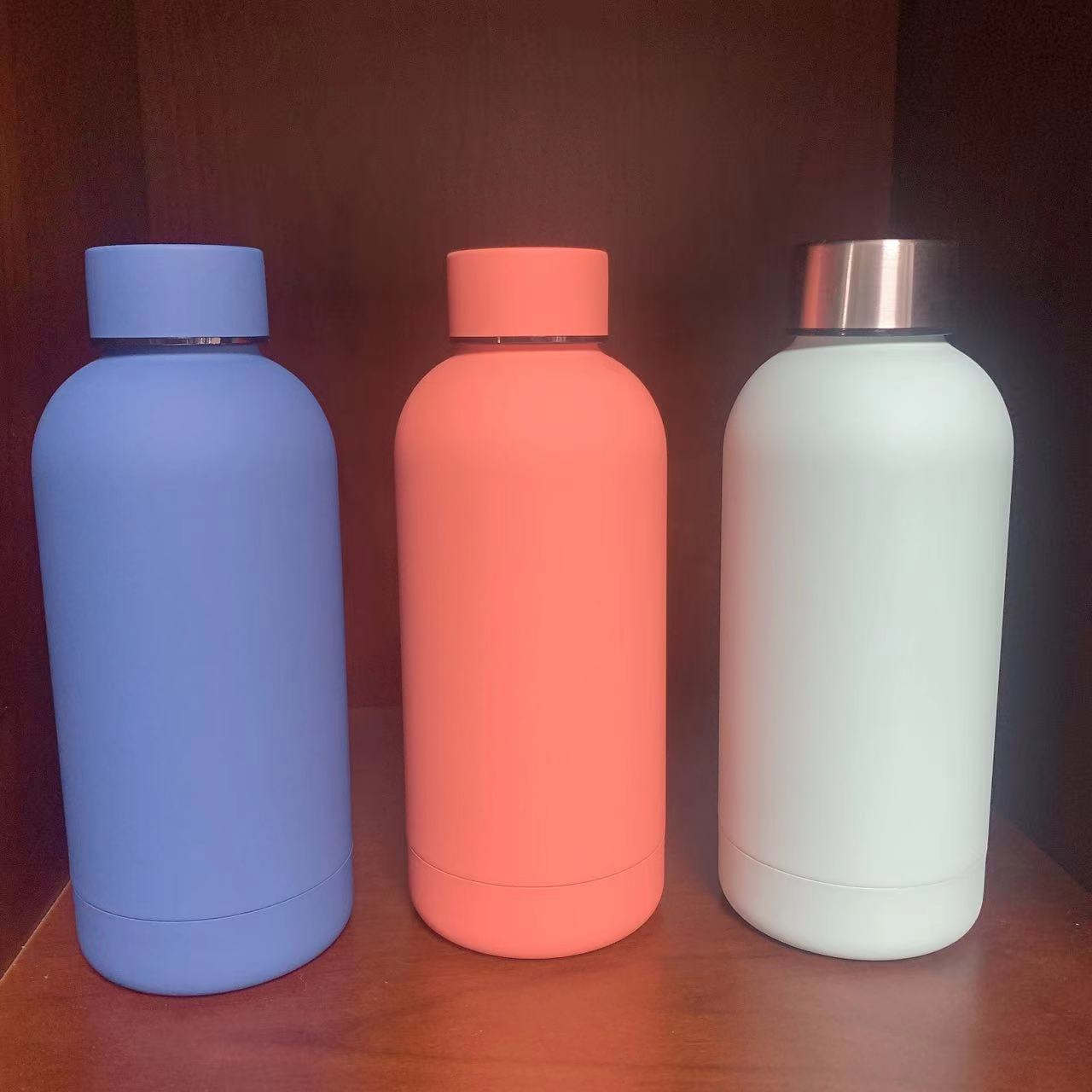 Double-layer insulated cups with small mouths in stock for 2024 cross-border American outdoor sports water bottles. Simple cups without tails full figure
