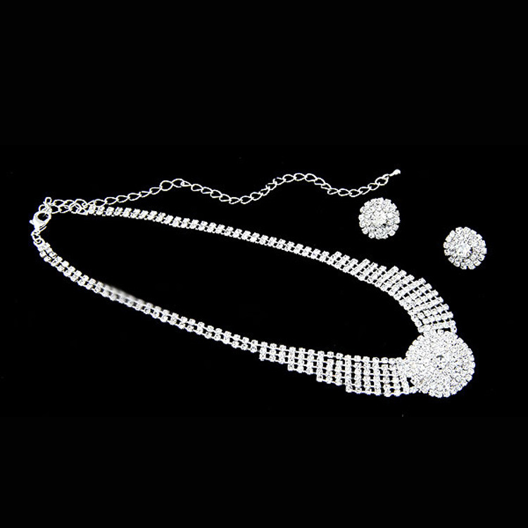 Bride's wedding dress accessories: Simple diamond-encrusted small water drop pendant collarbone necklace set N0288 Application Scenario