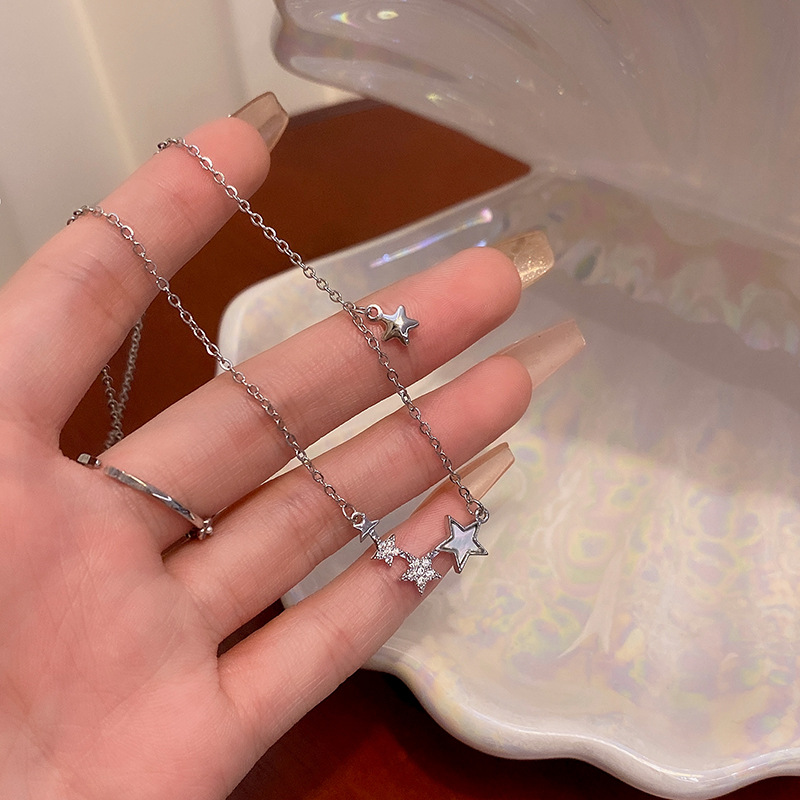 This luxurious and exquisite five-pointed star titanium steel necklace is a fashionable and niche design for women, with a unique and versatile personality. It is a trendy collarbone chain accessory Application Scenario