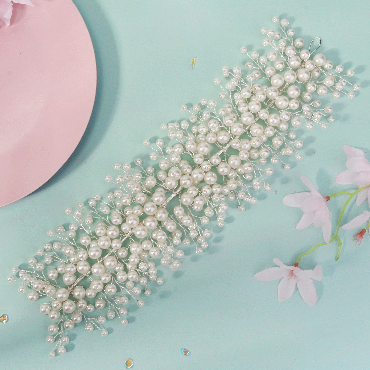 New exaggerated pearl bridal hair band, wedding headwear, honeymoon travel photo hair accessory, versatile wedding dress and evening gown accessories Application Scenario