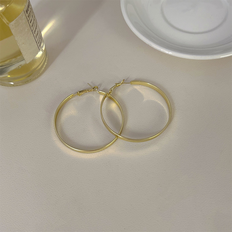 2024 New bestsellers: Exaggerated circle ear rings, high-end Hong Kong-style circle and plain ring earrings, niche and light luxury earrings for women Application Scenario