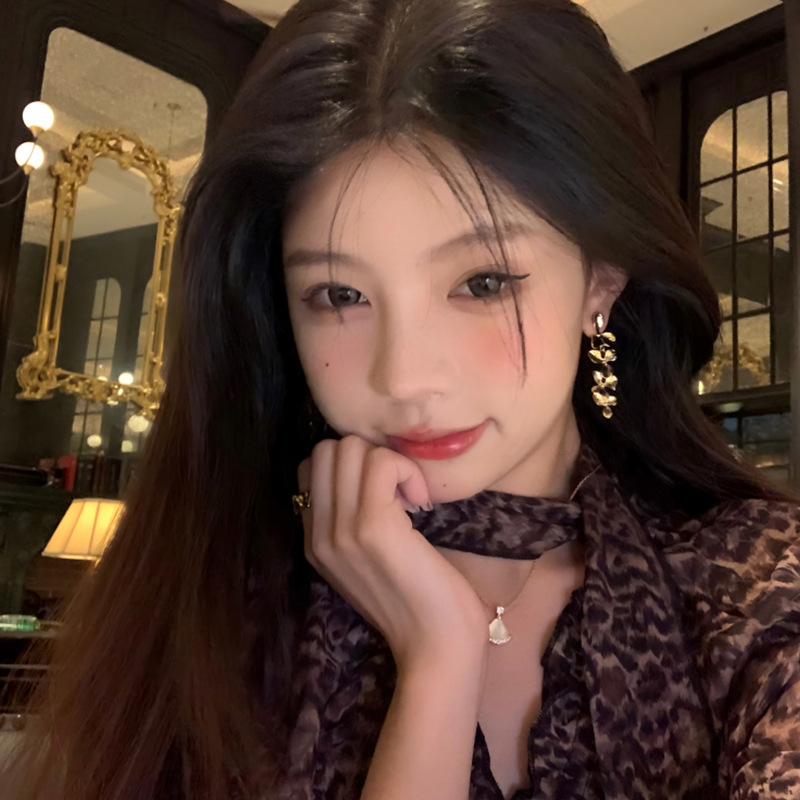 Ginkgo leaf golden earrings, women's tassels, metal stud earrings, light luxury and high-end feel, autumn and winter flower earrings and earrings Application Scenario
