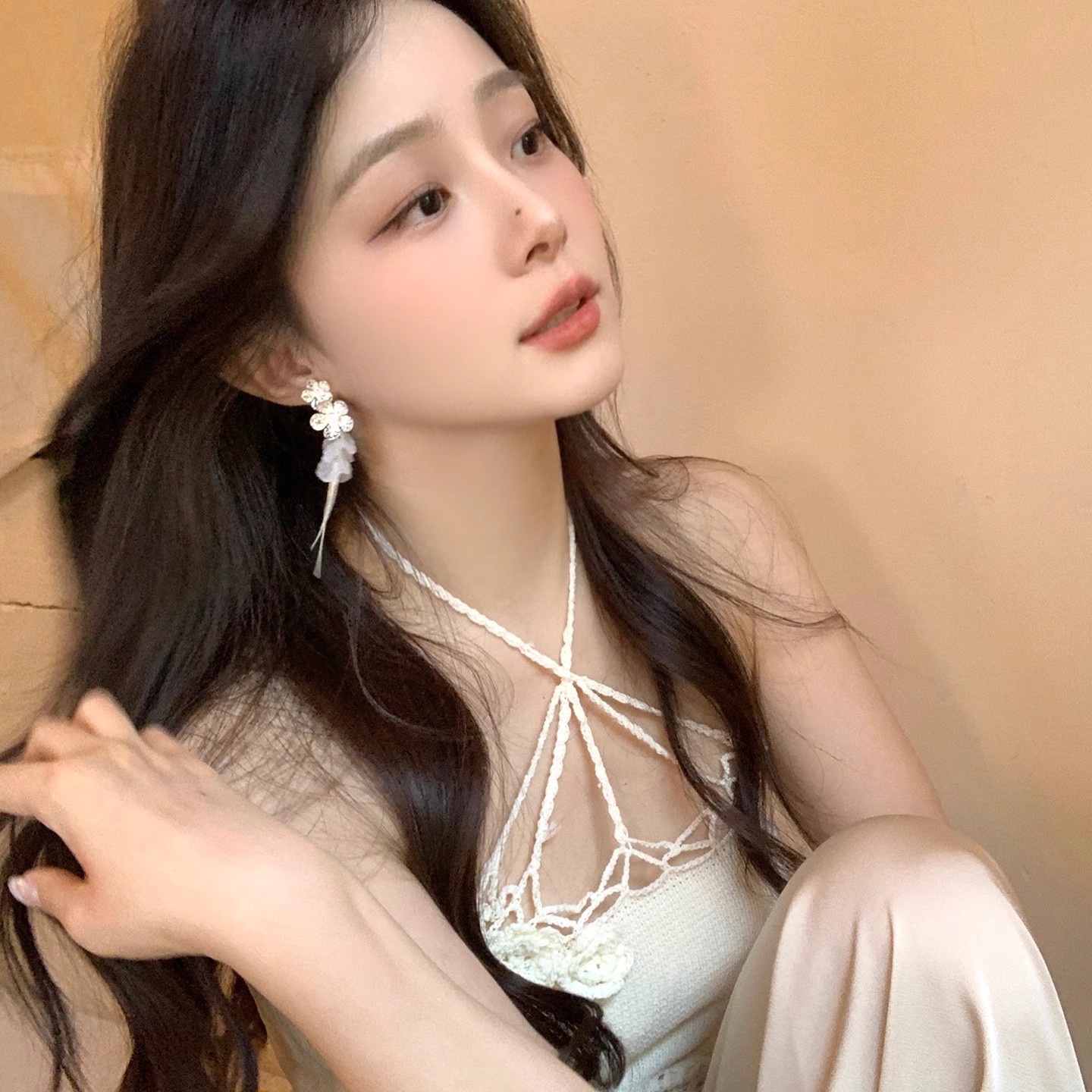 The super ethereal silver flower shell tassel earrings exude a high-end feminine charm and a seaside vacation style. The stud earrings are an absolutely beautiful and elegant earpiece Application Scenario