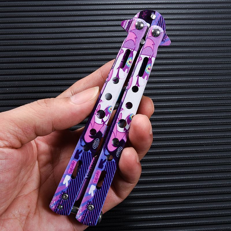 The manufacturer's best-selling CSGO game's uncut all-steel butterfly knife swing training knife folding practice Application Scenario