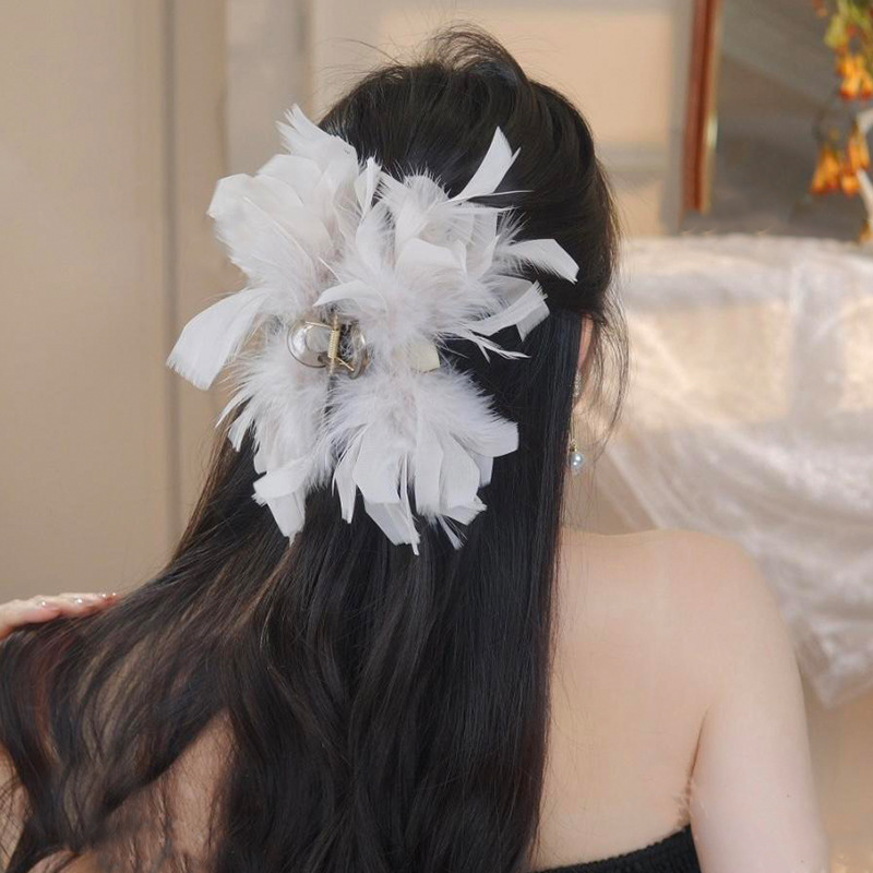 Feather grab clip, female ostrich hair clip, back of the head, autumn and winter hair accessory, high-end clip, 2023 new style, furry shark clip details Picture