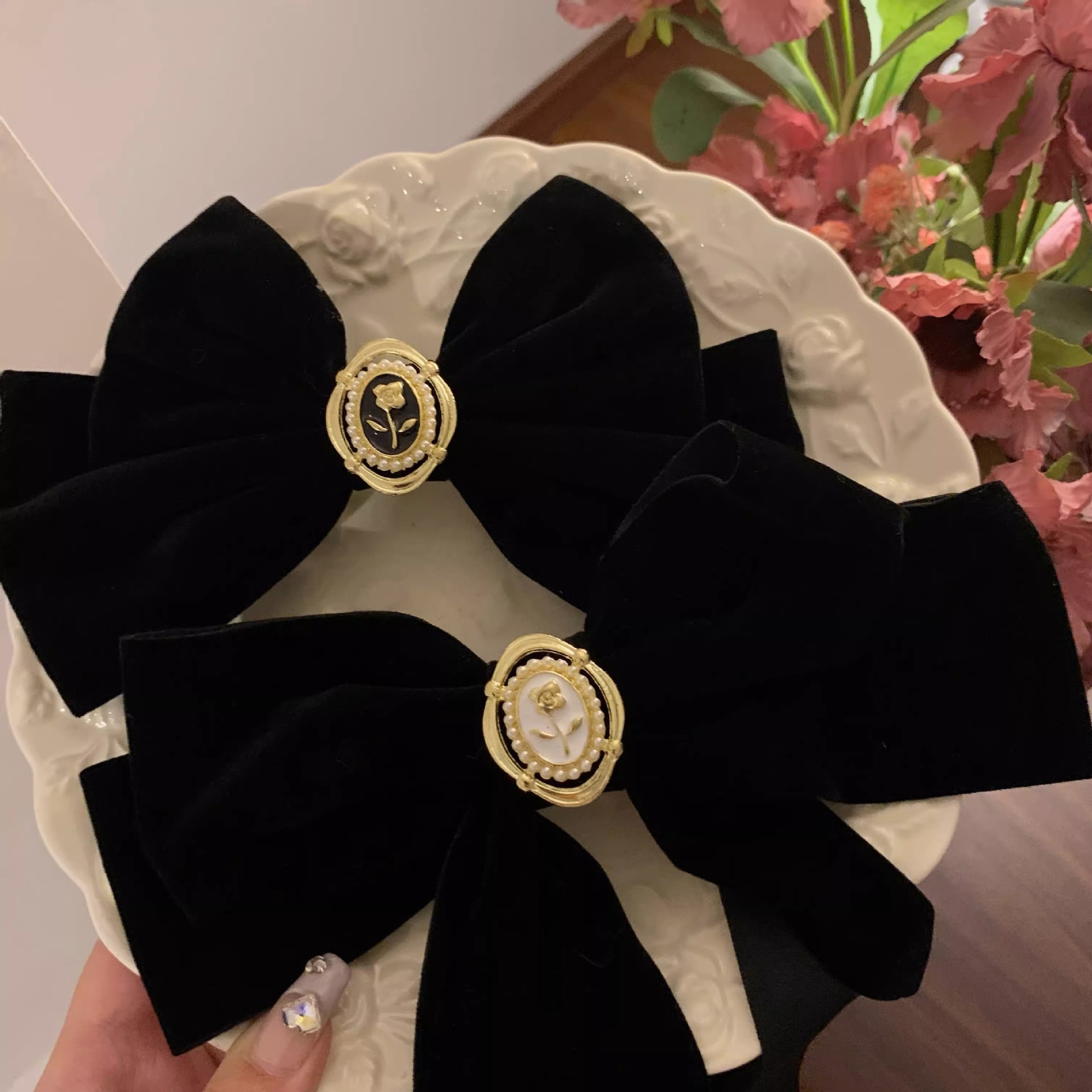 Rich heiress black velvet rose bow hair clip, retro French top clip, high-end spring clip hair accessory details Picture
