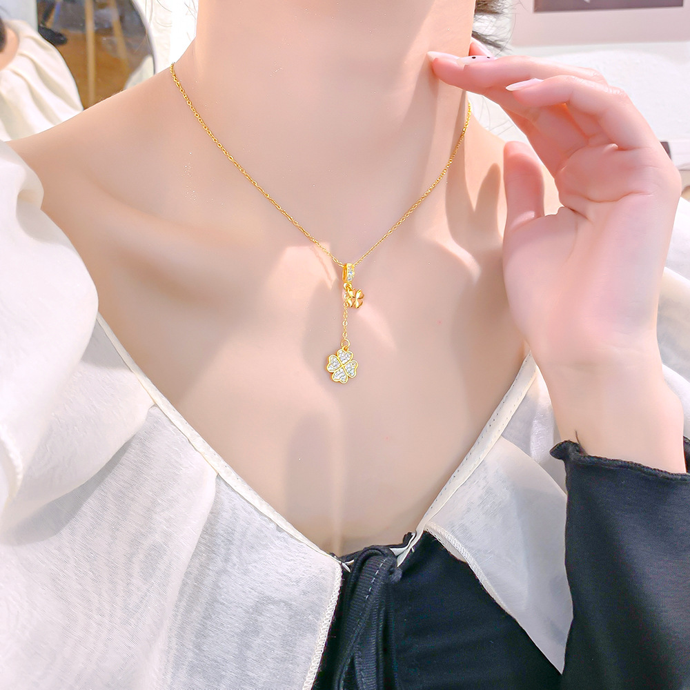 This elegant four-leaf clover tassel necklace is a trendy and versatile piece for women on Instagram. It's a popular collarbone chain and a niche, light luxury accessory details Picture