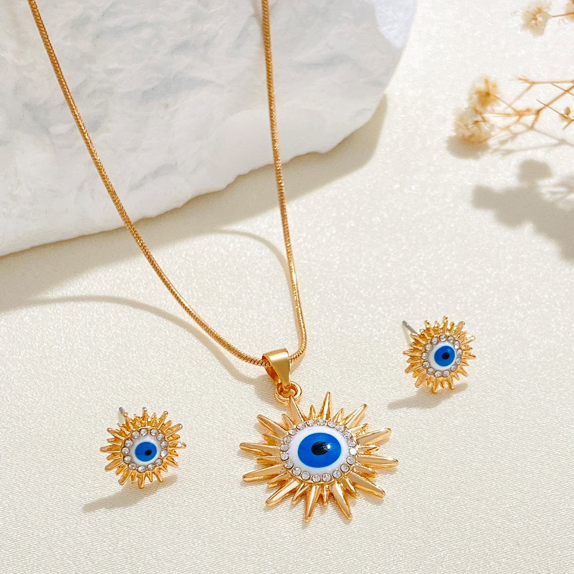 Cross-border new sun jewelry set for women, European and American style blue eye diamond necklace earrings, Devil's Eye set Application Scenario