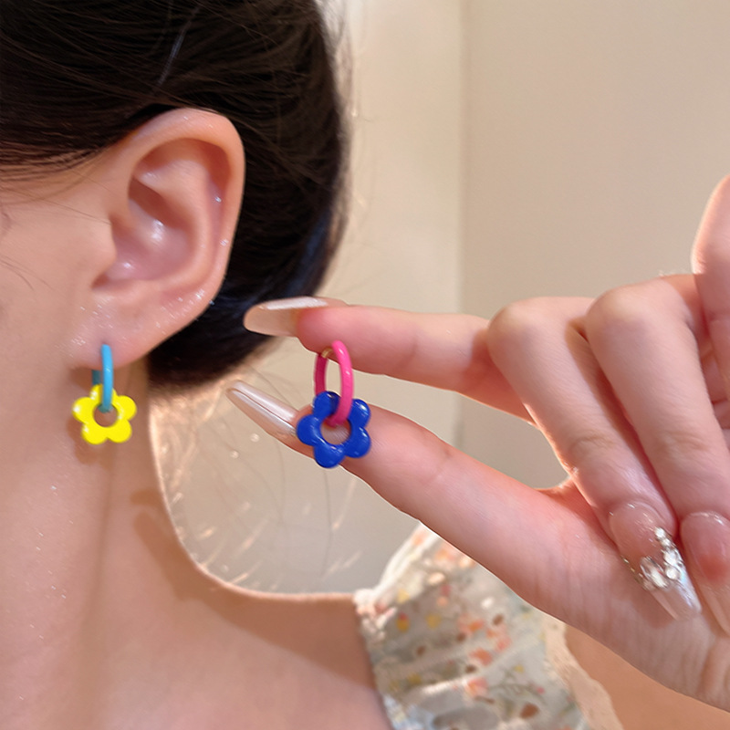 Colorful dopamine flower ear buckles, a niche design, are sweet and cute. The color-blocking earrings exude a unique charm and a high-end feel details Picture