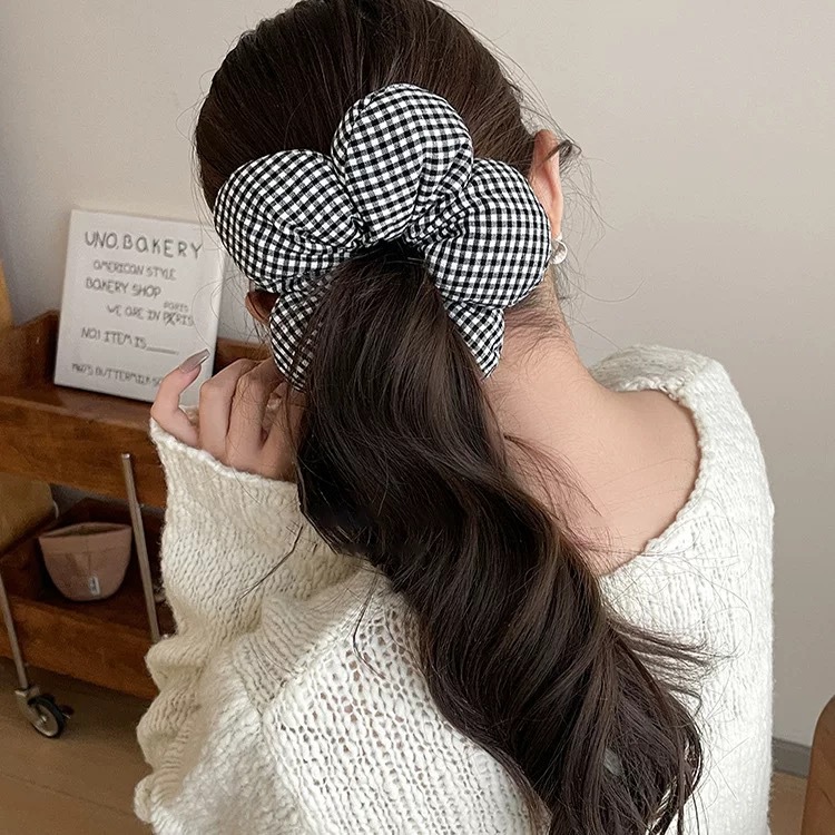 Flower large intestine hair band for women, 2024 new style, high-end style, bun hairstyle, flower hair tie, sleep pillow, hair tie and hair accessory Application Scenario