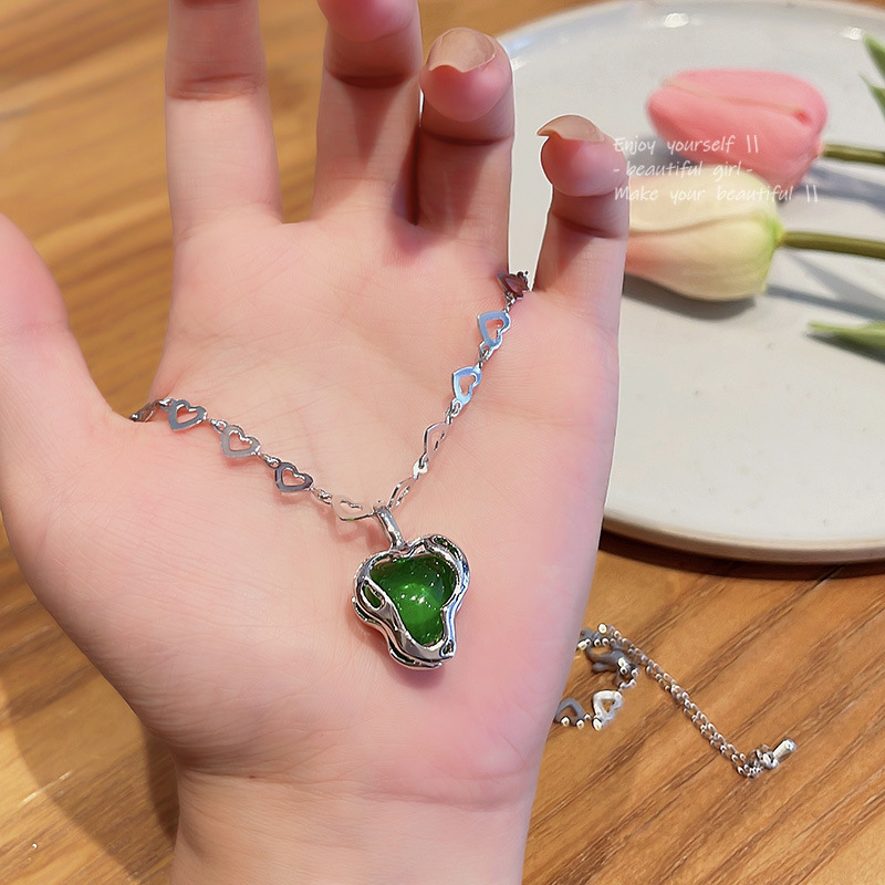 A new irregular green heart-shaped pendant necklace for women, featuring a light luxury, retro, niche and high-end design, and a collarbone chain Specification drawing