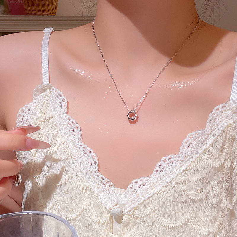 Korean-style simple circle flower necklace, light luxury and niche collarbone chain, high-end titanium steel pendant, fashionable and elegant neckchain details Picture