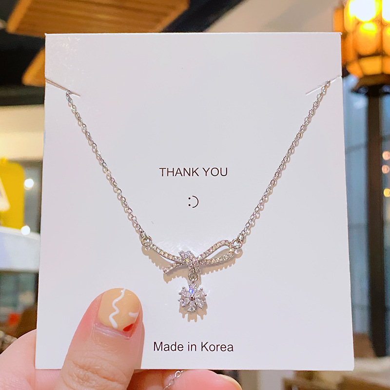 A light luxury style full diamond bow Daisy necklace, a rare and high-end titanium steel collarbone chain fashion accessory for women in summer details Picture