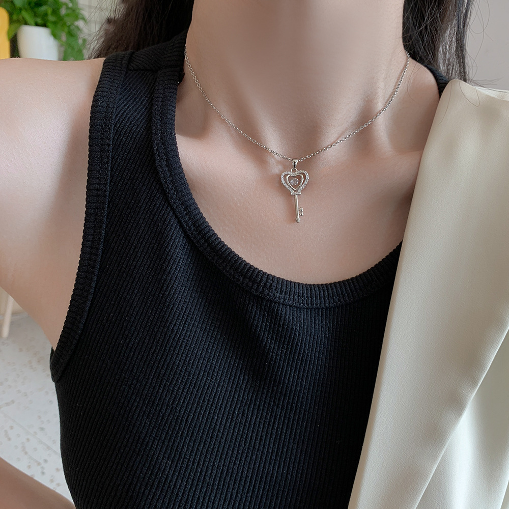 Silver simple heart-shaped key dynamic necklace, a niche and light luxury accessory for women, a beating heart, a popular collarbone chain titanium steel jewelry Specification drawing