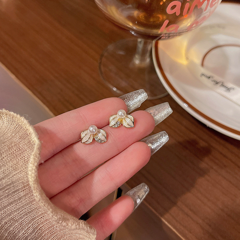 French butterfly pearl earrings, a unique and high-end style for women in 2024, are popular and trendy earrings Specification drawing