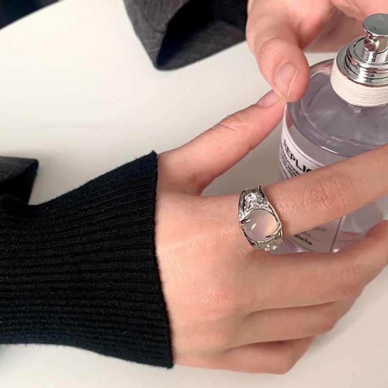 The White Moonlight series agate Zircon ring for women is a niche design with a high-end and cold style. It features an open adjustable ring Application Scenario