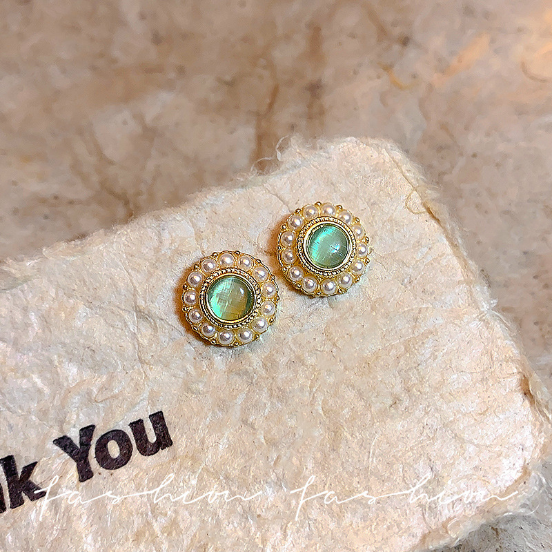 Retro court style cat's eye pearl stud earrings, feminine, light luxury and high-end feel, fashionable, simple and versatile earrings Application Scenario
