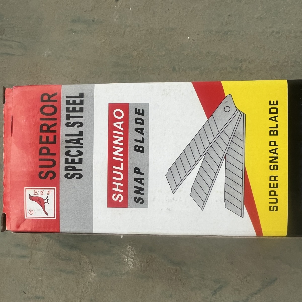 Factory wholesale large utility knife, thickened blade, sharp 18mm, sharp and durable blade 05 wallpaper knife Application Scenario
