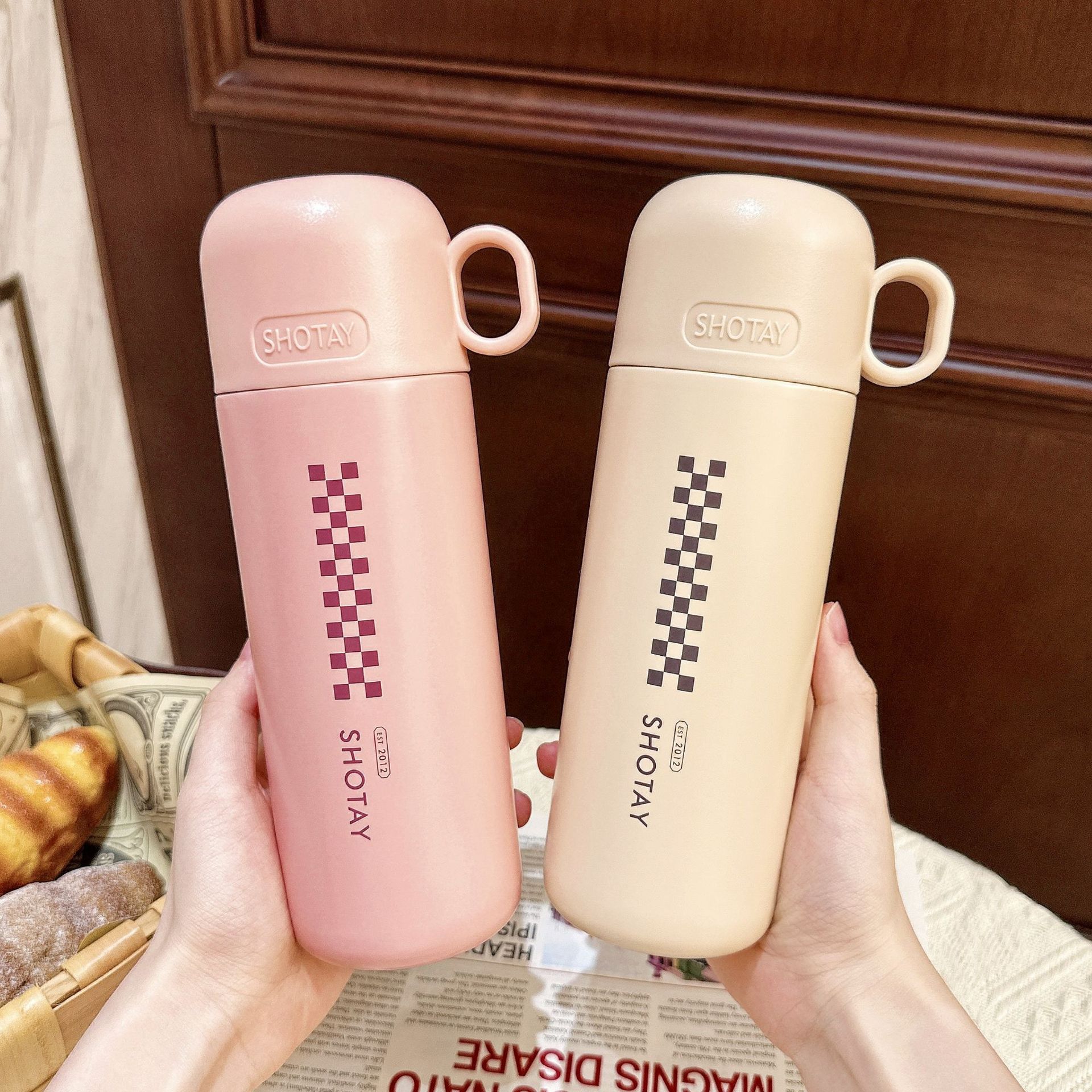 Portable student coffee cups with dual LIDS, simple couple water cups as gifts, outdoor spring-lid stainless steel cups wholesale full figure
