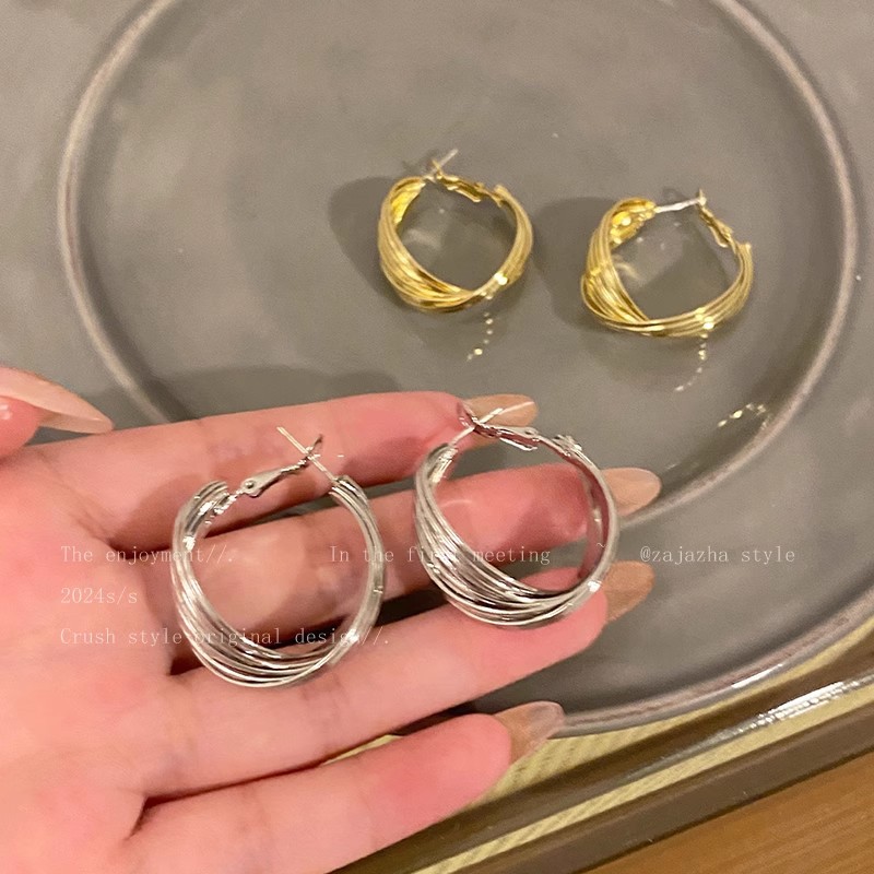 Autumn and winter metal retro Hong Kong-style large circle earrings, niche design, exaggerated line stud earrings, high-end earrings for women details Picture