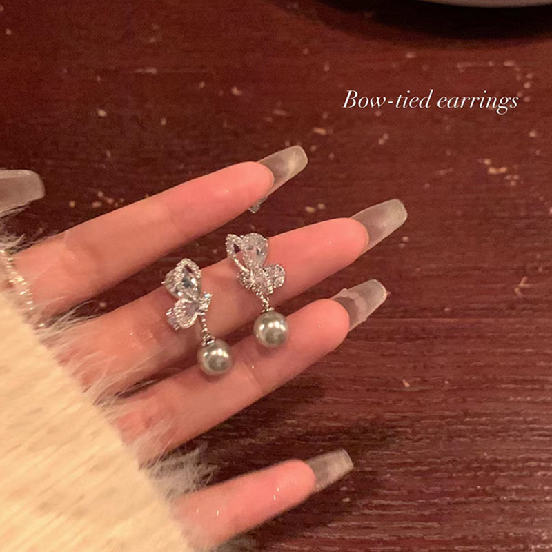 Exquisite zircon butterfly pearl stud earrings for women in an ins style, with a unique and high-end feel. Fringed earrings and earrings full figure