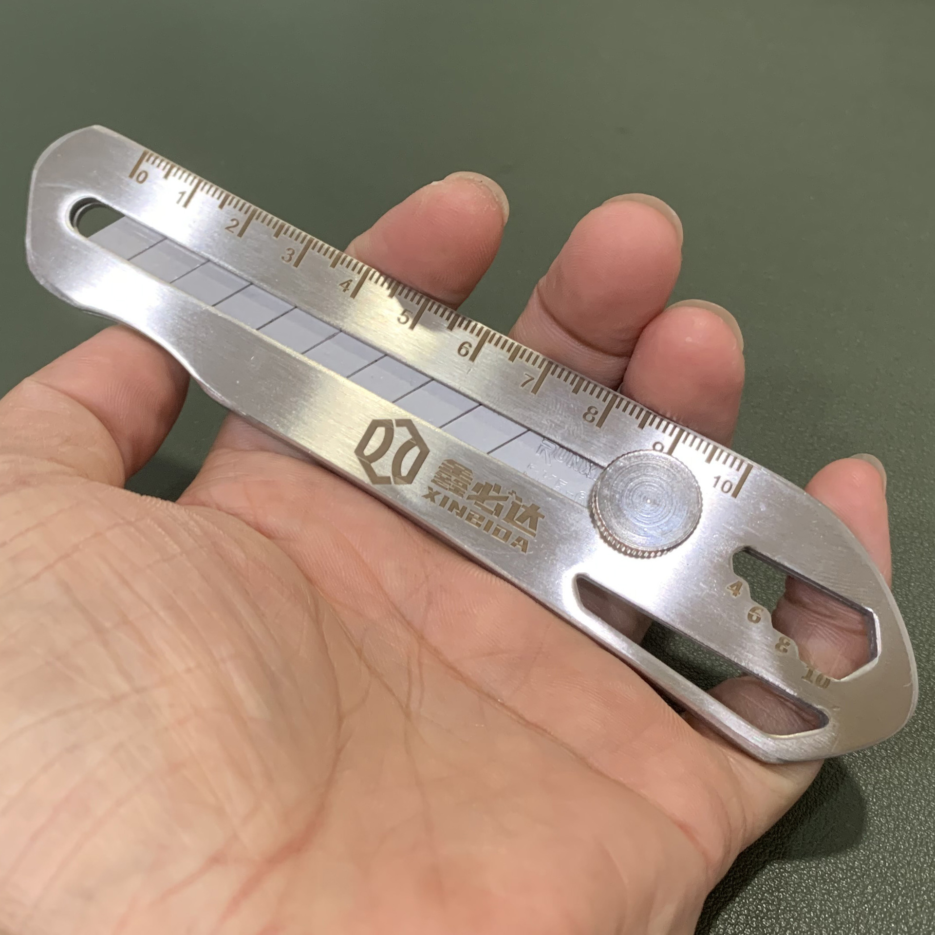 Factory wholesale 18 stainless steel utility knives, heavy-duty all-steel wallpaper knives, paper cutting knives, industrial-grade knives, unboxing knives, large sizes full figure