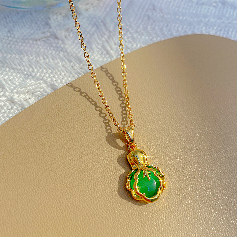 The titanium steel necklace with a traditional Chinese style, symbolizing wealth and prosperity, is a unique and luxurious collarbone chain for women, exuding a sense of fashion and sophistication Application Scenario