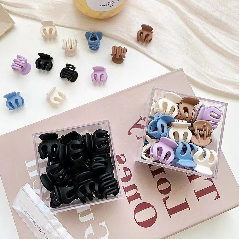 Zhou Yang's small blue-black hairpin, a must-have for fixing a high ponytail, features a shark hairpin on the side of the bangs and a female hairpin at the back of the head details Picture