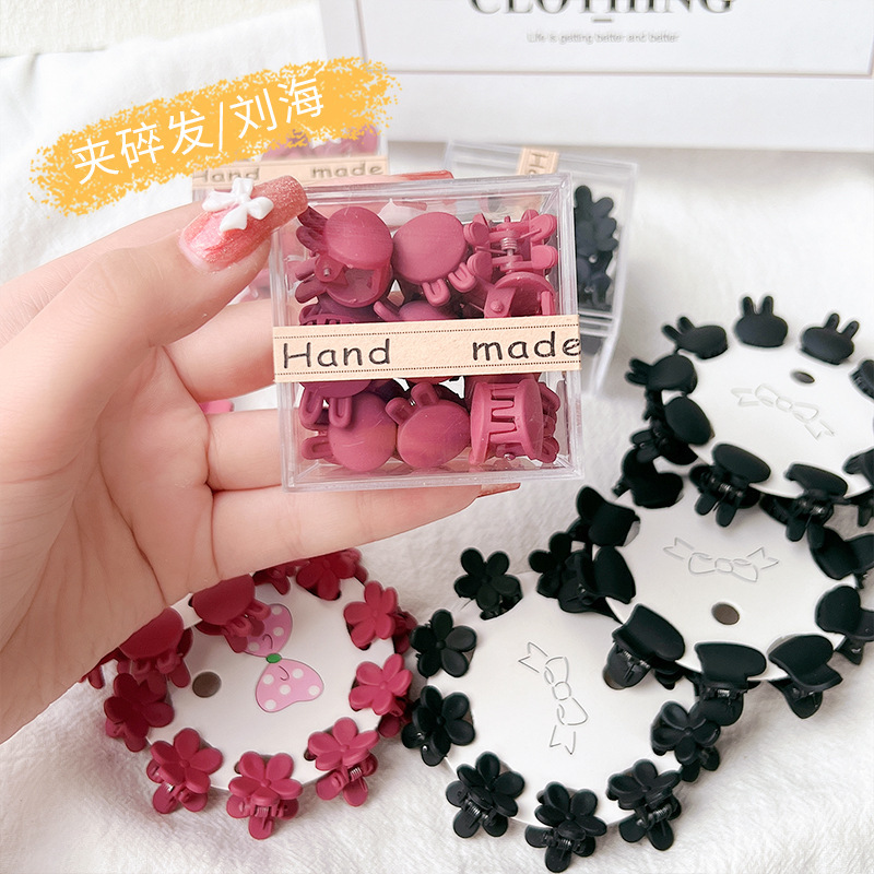 Korean version heart mini frosted small hairpin clip, small forehead bangs clip, small and exquisite side hairpin clip Application Scenario