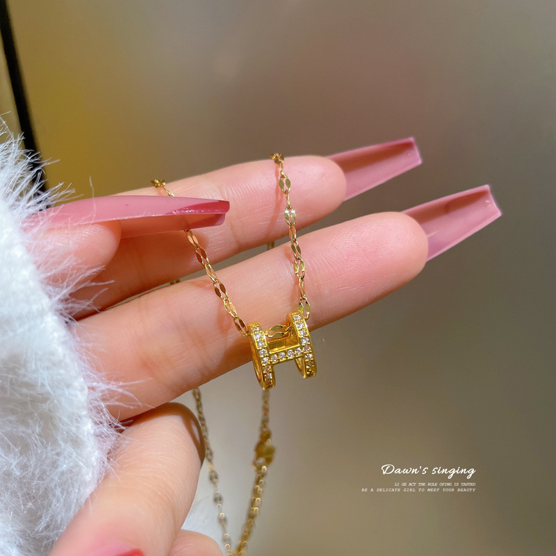 【 Titanium Steel 】 High-end full diamond letter H necklace for women on Instagram, simple and cold style collarbone chain, fashionable and versatile necklace full figure