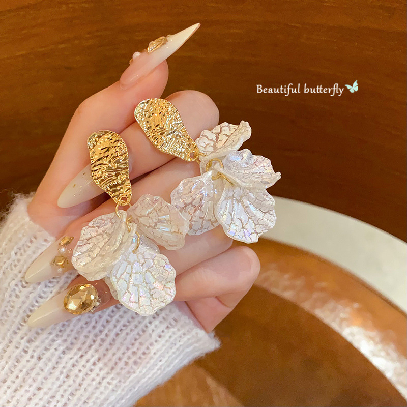 Light luxury, niche and high-end shell flower earrings, fashionable and versatile, elegant petal stud earrings, best-selling internet-famous earrings for women full figure