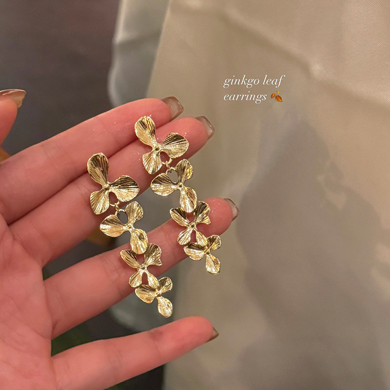 Ginkgo leaf golden earrings, women's tassels, metal stud earrings, light luxury and high-end feel, autumn and winter flower earrings and earrings full figure
