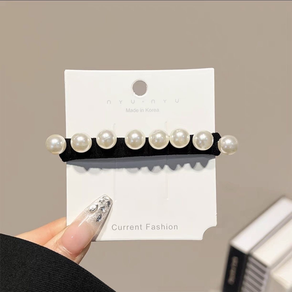 Korean hair accessories and headwear are simple, versatile and elegant. Pearl hair ties and seamless hair bands are used to tie hair like rubber bands Specification drawing