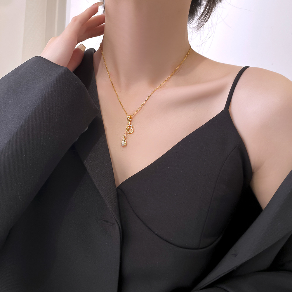 A light luxury full-diamond tassel gourd titanium steel necklace for women, versatile and high-end on Instagram, a popular collarbone chain accessory that doesn't fade Application Scenario