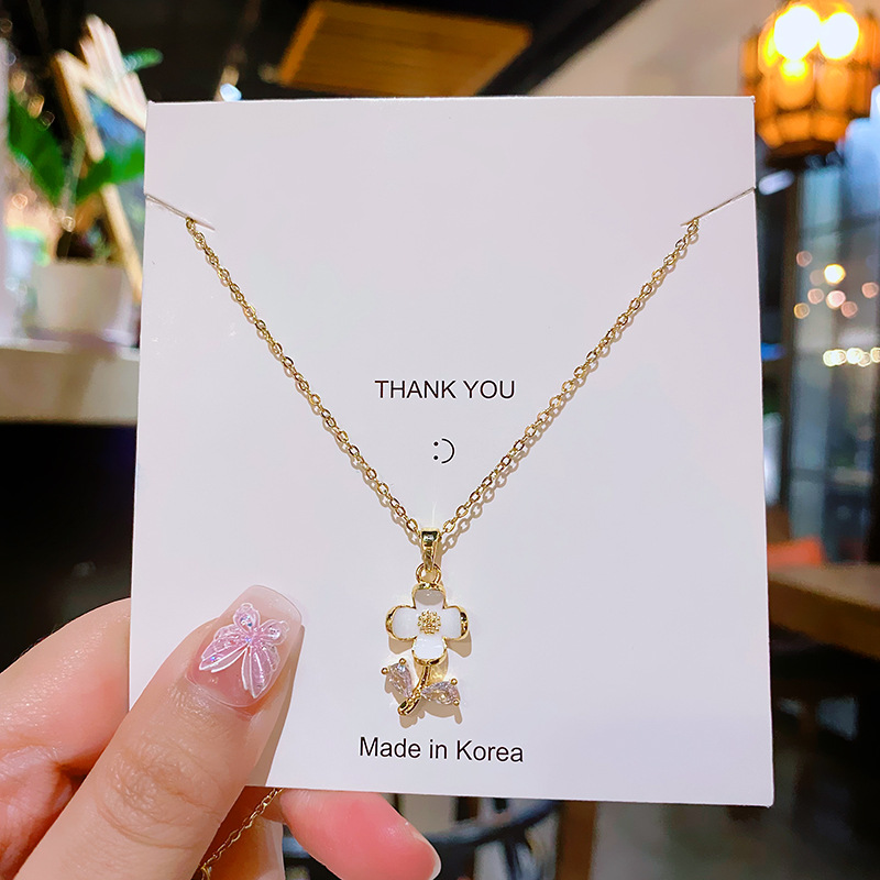 Simple oil-dripping small flower pendant titanium steel necklace, women's niche design sense, light luxury collarbone chain, elegant diamond-encrusted accessory full figure