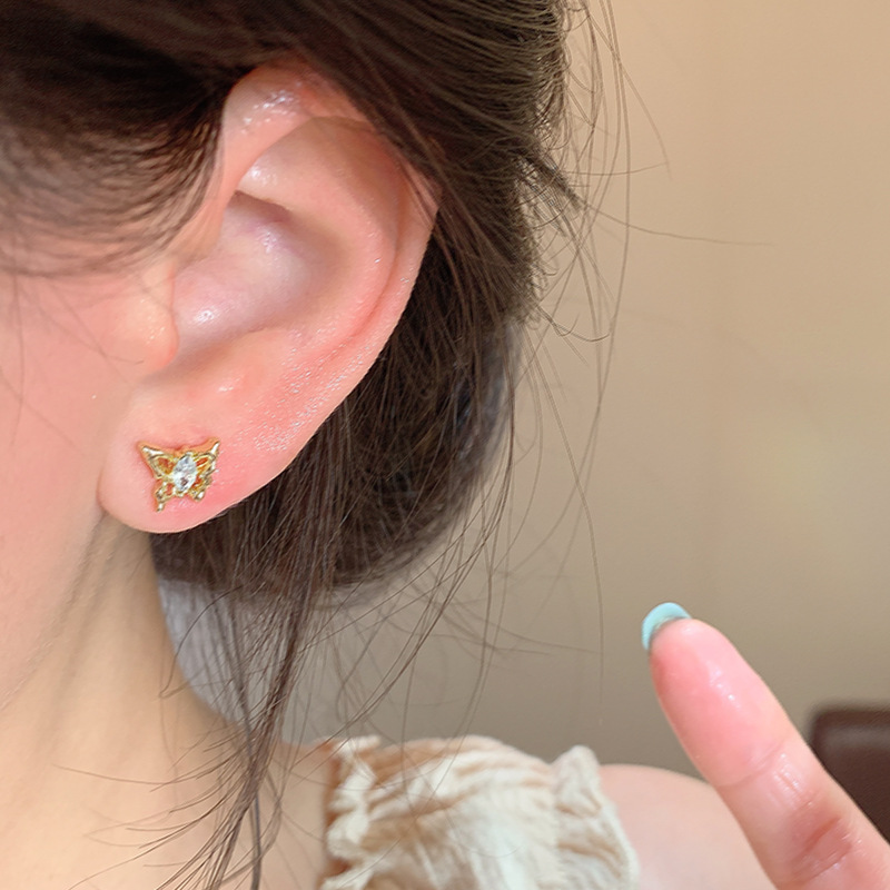 Golden diamond-encrusted butterfly set stud earrings for women, versatile and high-end style earrings, exquisite and small, internet-famous earrings wholesale Application Scenario
