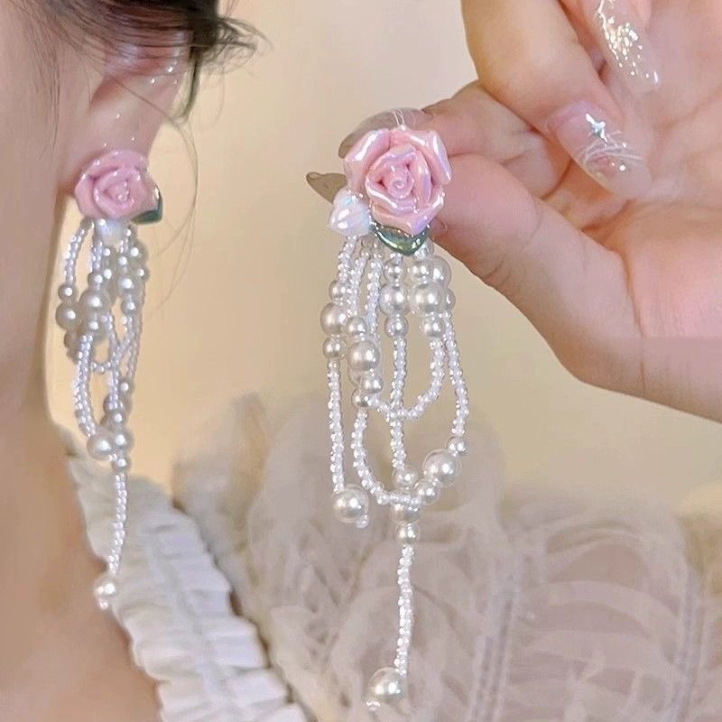 The super ethereal pink rose pearl tassel earrings exude a feminine elegance and a socialite style. The beaded ear studs are popular earrings on the Internet full figure