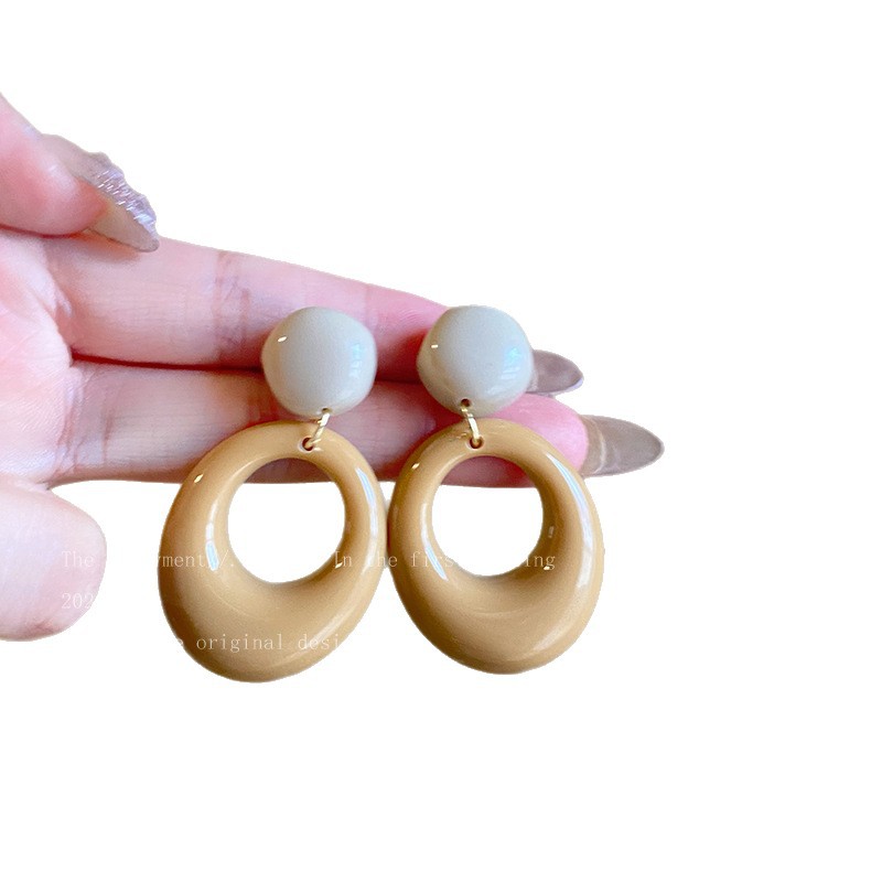 French retro Hong Kong-style circle high-end earrings, a new bestseller for women in 2025, summer style light luxury earrings Item Picture