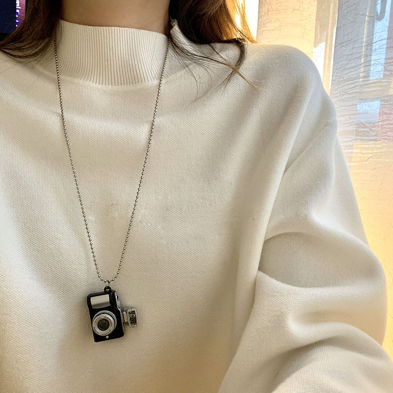 Hip-hop flash camera hoodie necklace, a long accessory for female Instagram influencers, retro, unique and versatile, a disco necklace full figure