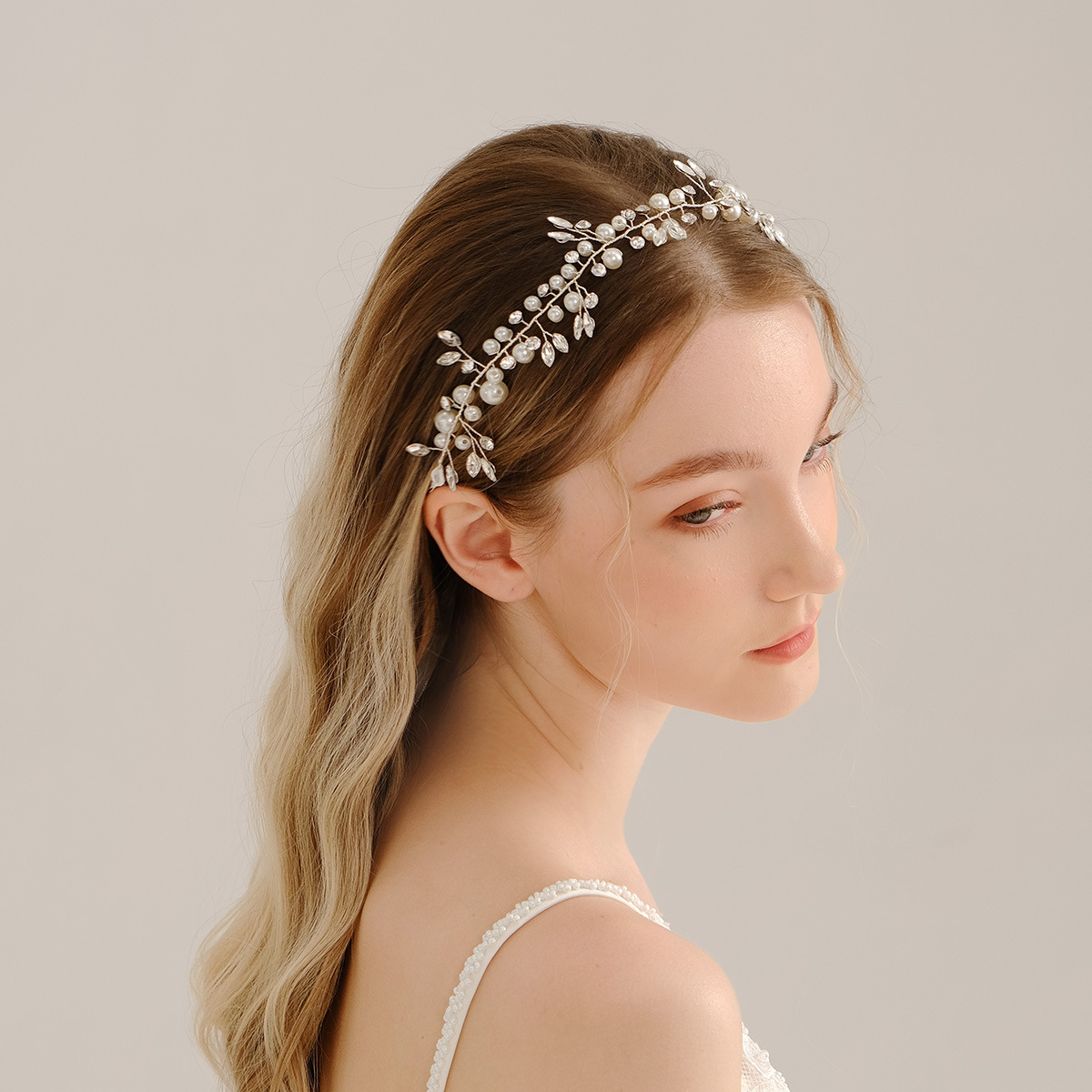 The new accessories are simple and elegant. They are leaf hair accessories, handcrafted rhinestone and pearl hair bun headwear, and hair bands for brides, wedding gowns and evening gowns full figure